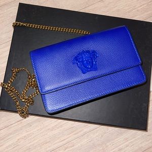 Versace
La Medusa leather crossbody bag
Never worn 
Blue, Leather